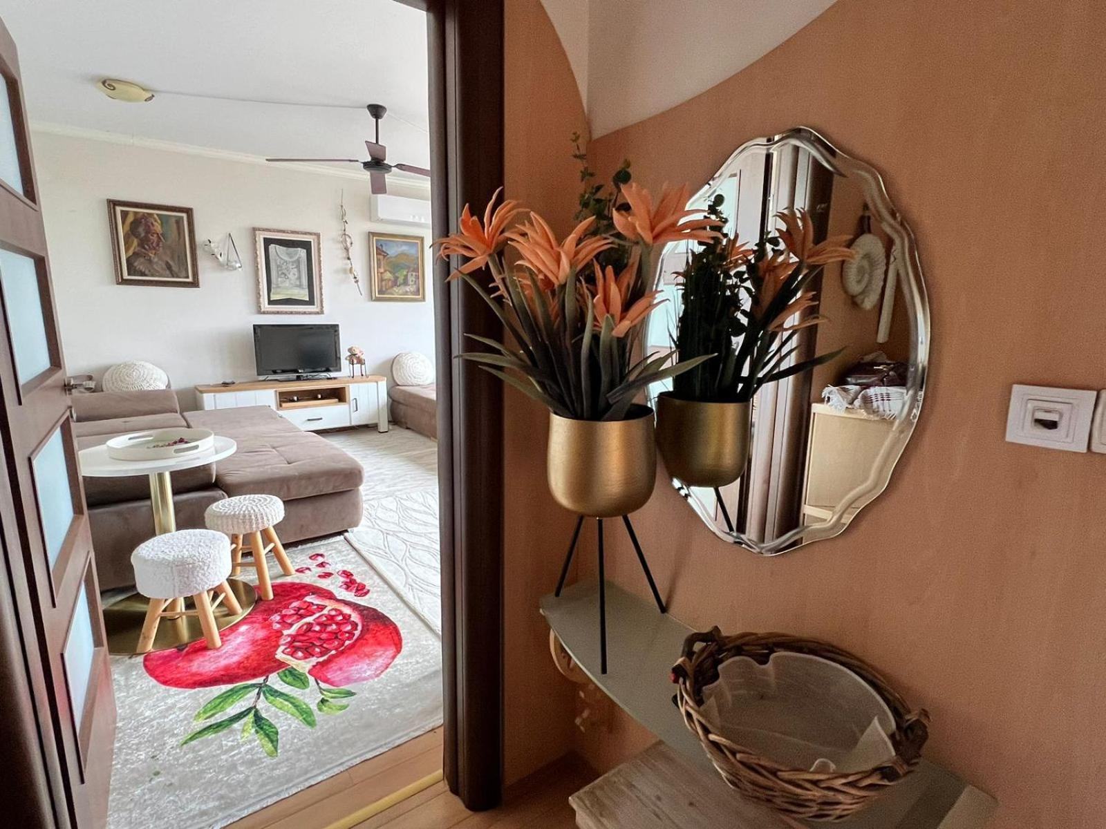 Downtown Central Apartment With Working Kitchen, City Views & Free Parking Kazanlŭk Eksteriør bilde