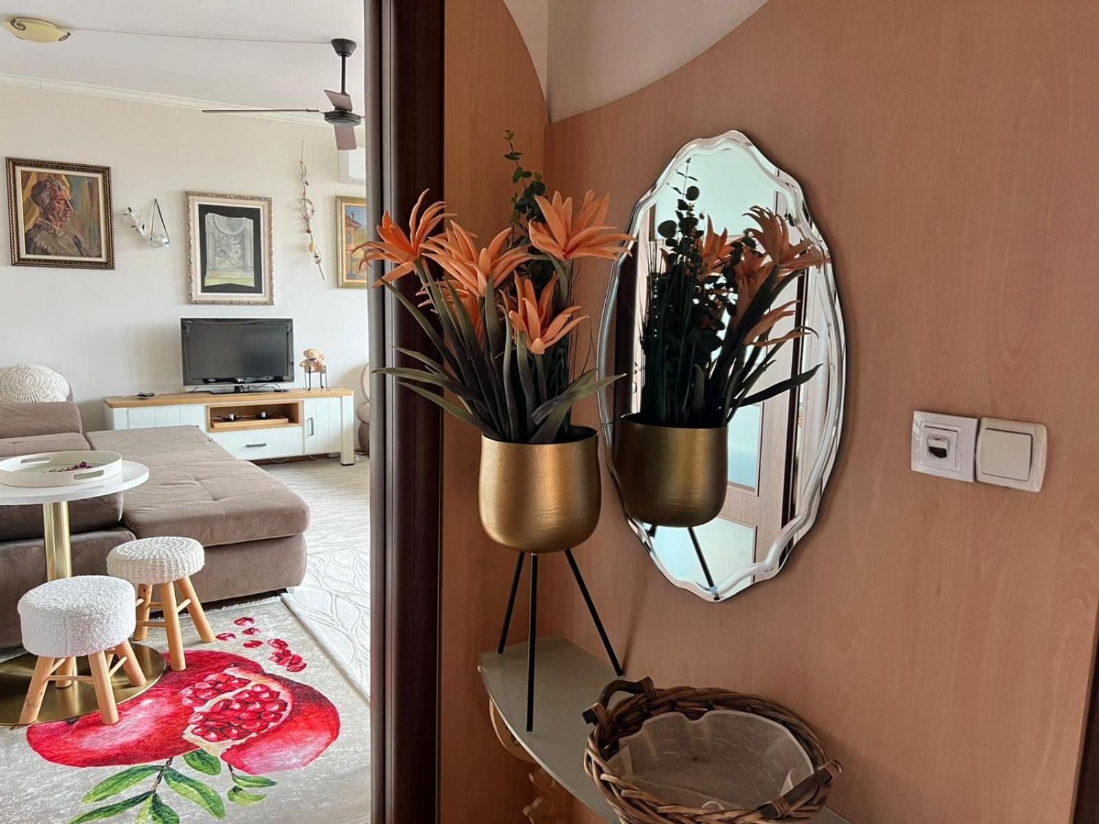 Downtown Central Apartment With Working Kitchen, City Views & Free Parking Kazanlŭk Eksteriør bilde