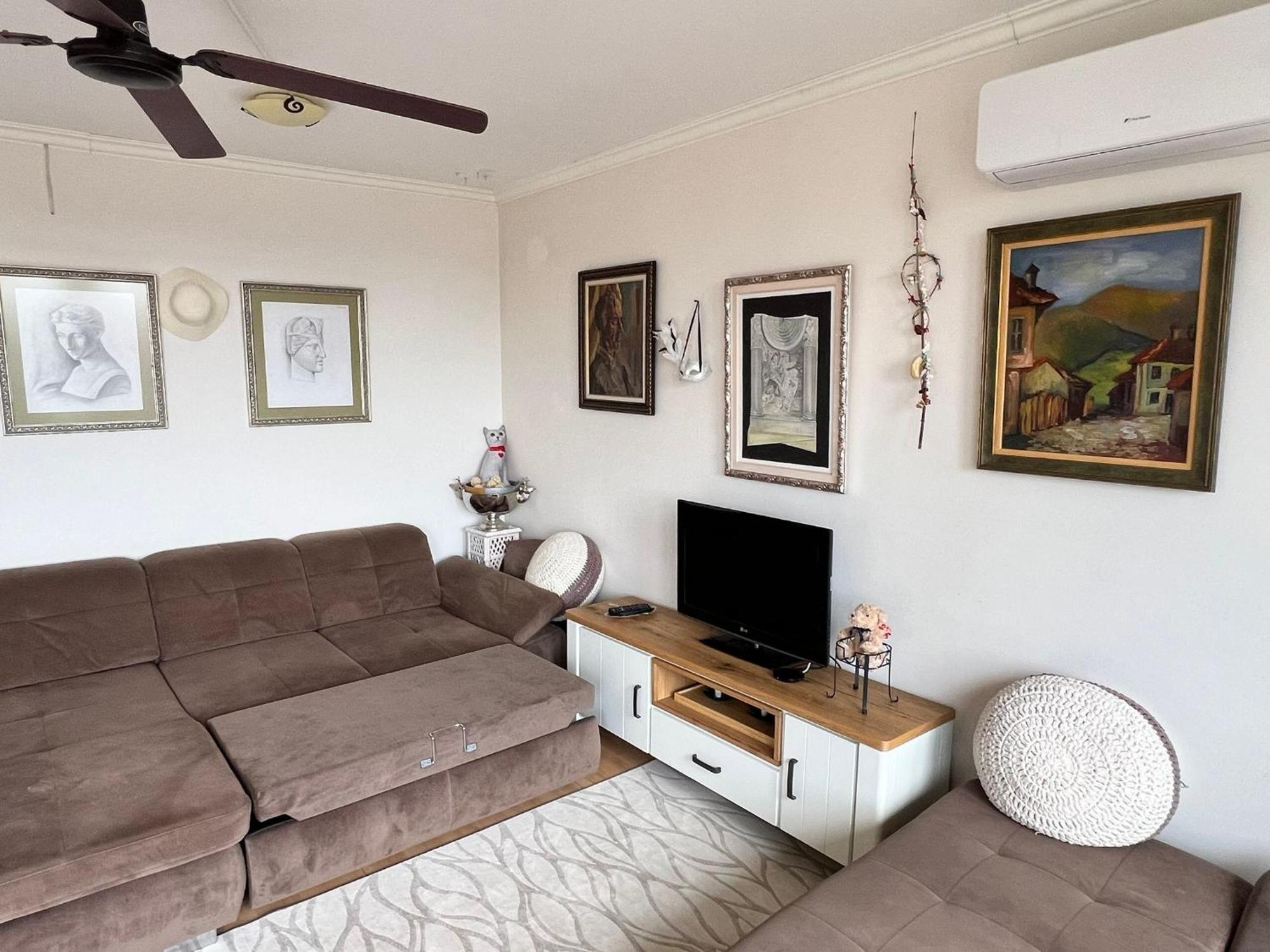 Downtown Central Apartment With Working Kitchen, City Views & Free Parking Kazanlŭk Eksteriør bilde