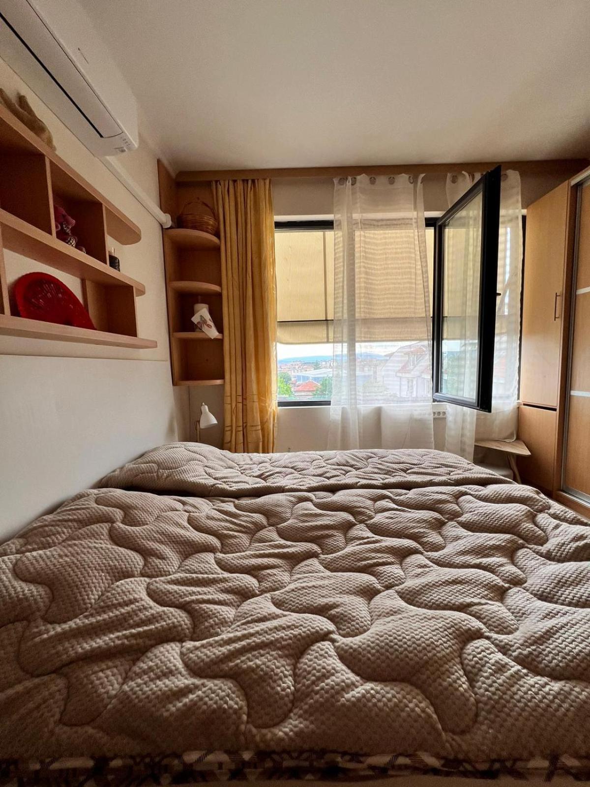 Downtown Central Apartment With Working Kitchen, City Views & Free Parking Kazanlŭk Eksteriør bilde