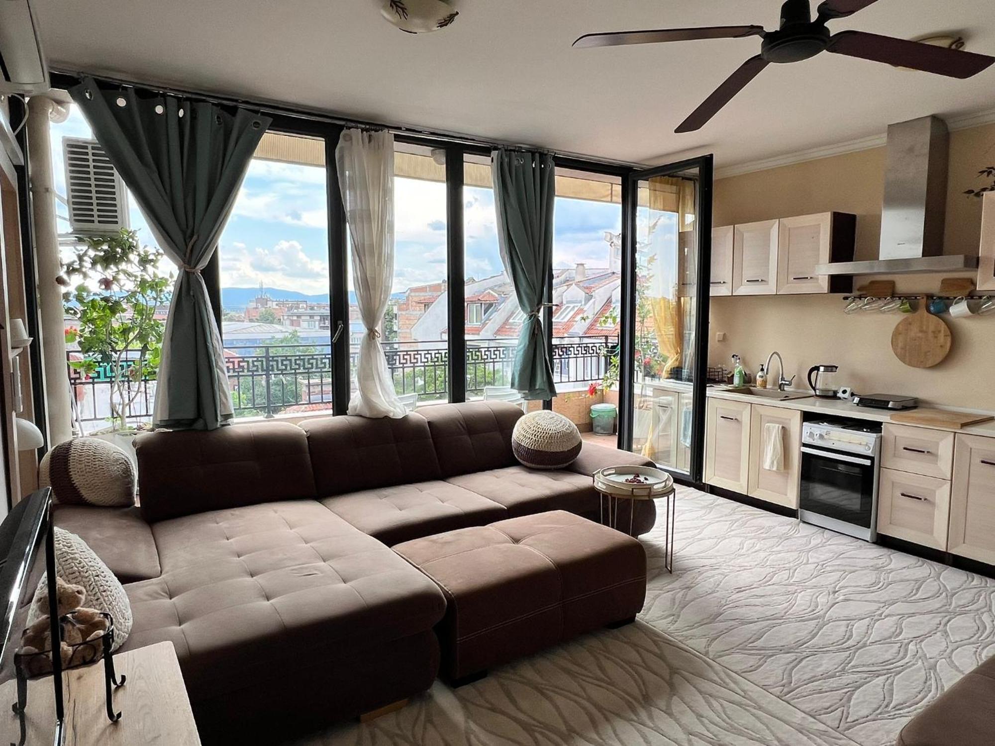 Downtown Central Apartment With Working Kitchen, City Views & Free Parking Kazanlŭk Eksteriør bilde