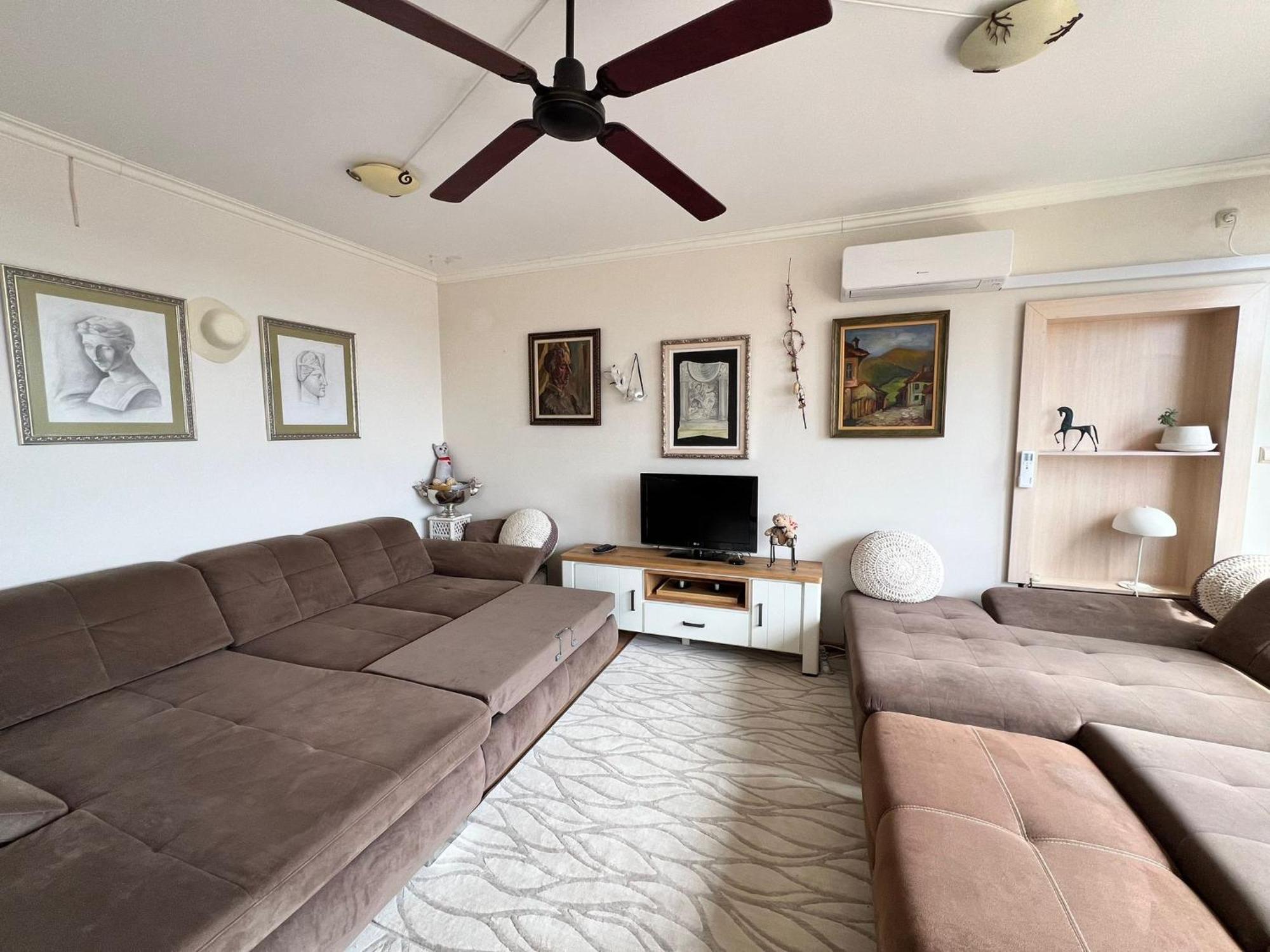 Downtown Central Apartment With Working Kitchen, City Views & Free Parking Kazanlŭk Eksteriør bilde