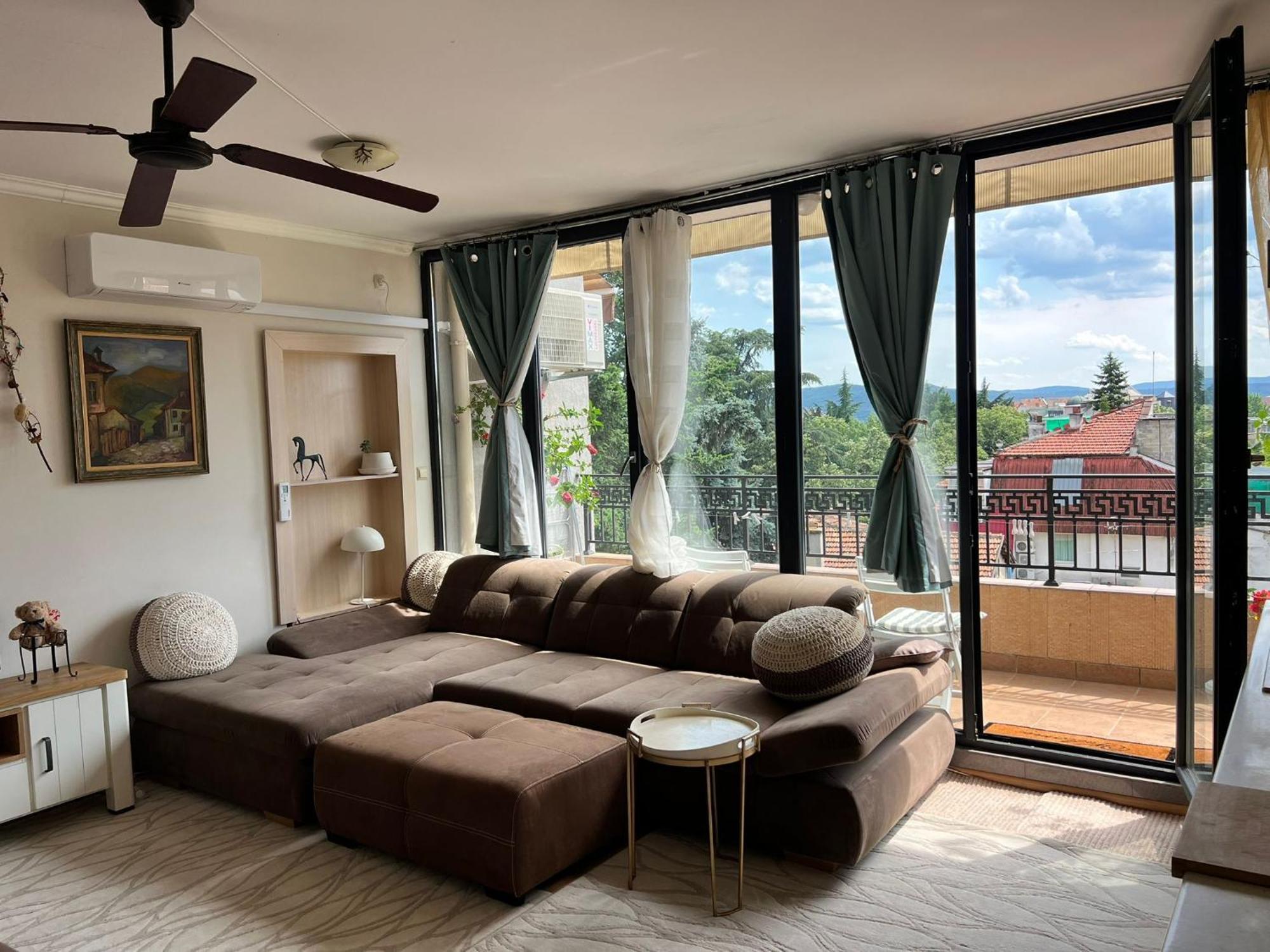 Downtown Central Apartment With Working Kitchen, City Views & Free Parking Kazanlŭk Eksteriør bilde