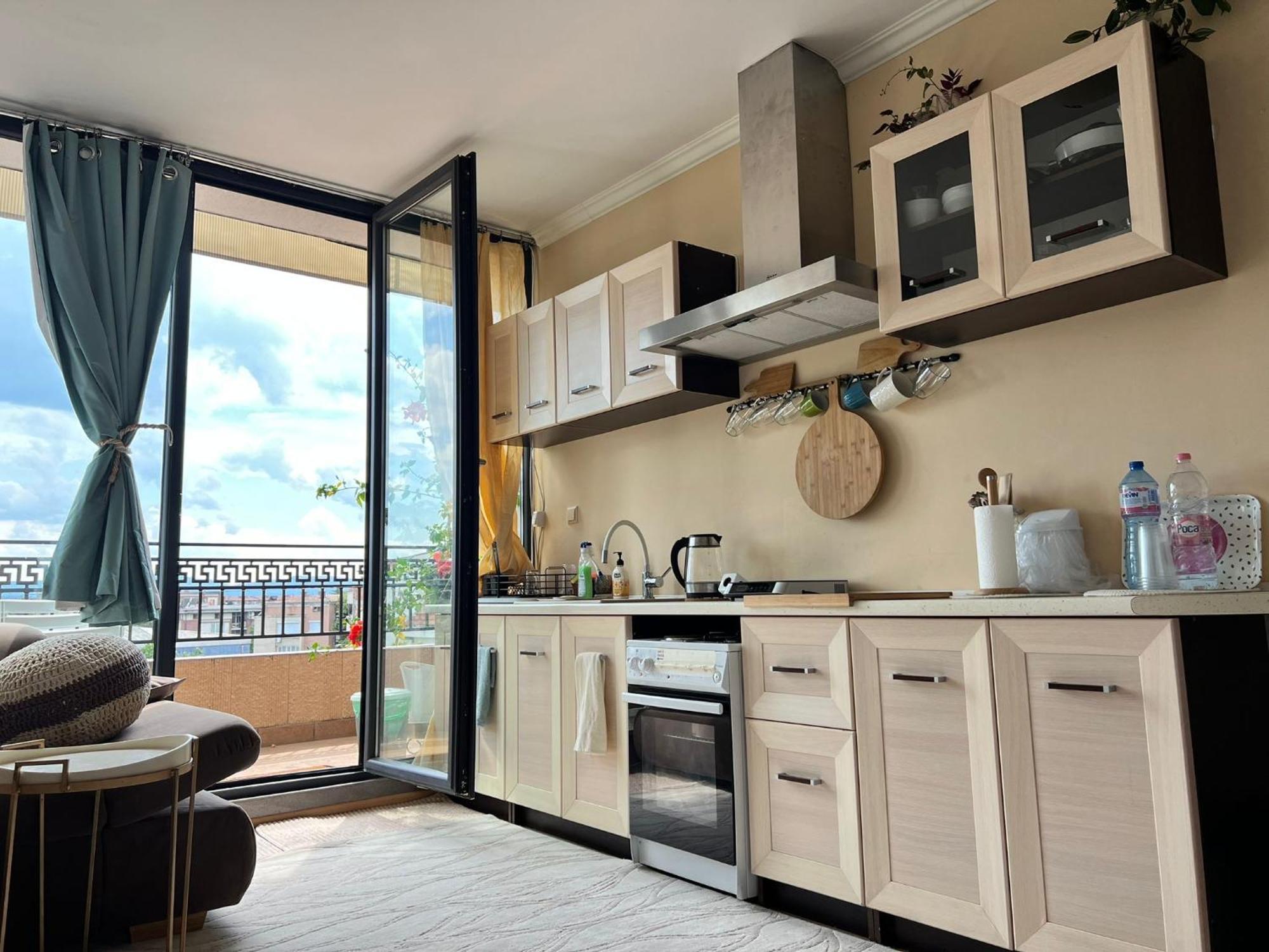 Downtown Central Apartment With Working Kitchen, City Views & Free Parking Kazanlŭk Eksteriør bilde