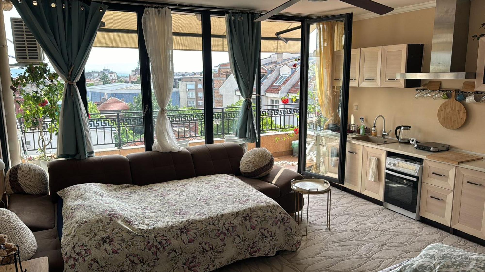 Downtown Central Apartment With Working Kitchen, City Views & Free Parking Kazanlŭk Eksteriør bilde