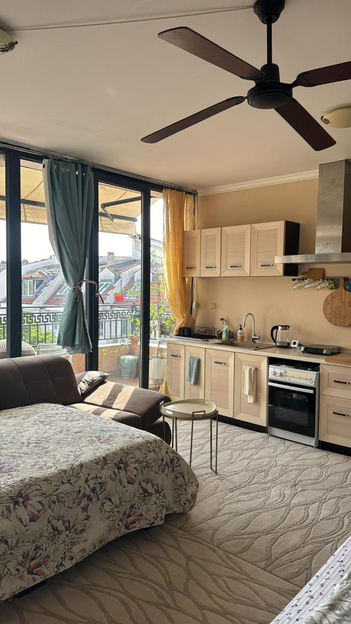 Downtown Central Apartment With Working Kitchen, City Views & Free Parking Kazanlŭk Eksteriør bilde