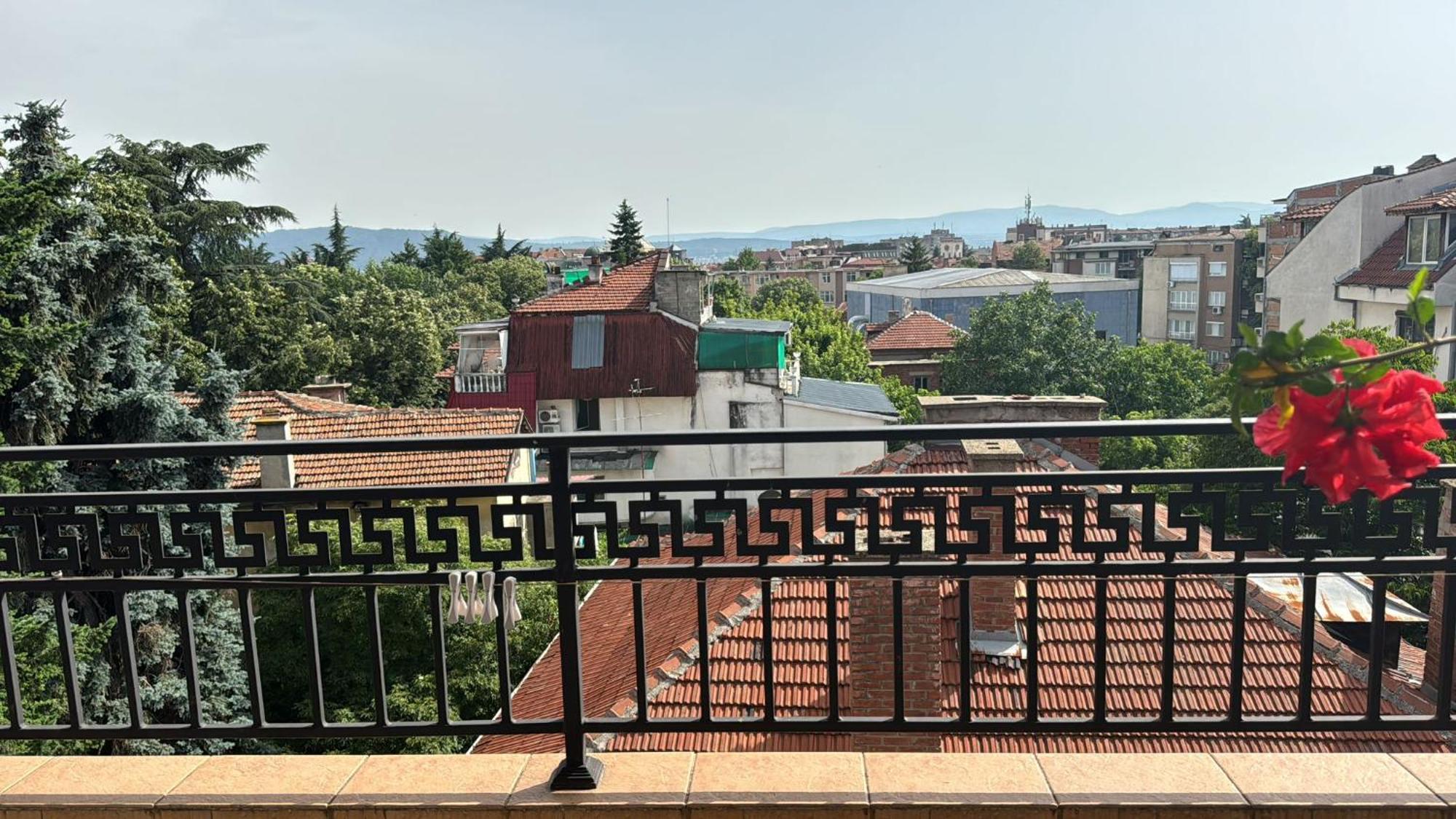 Downtown Central Apartment With Working Kitchen, City Views & Free Parking Kazanlŭk Eksteriør bilde
